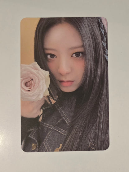 Yuna Photocard