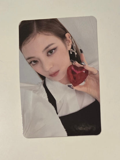Lia Photocards